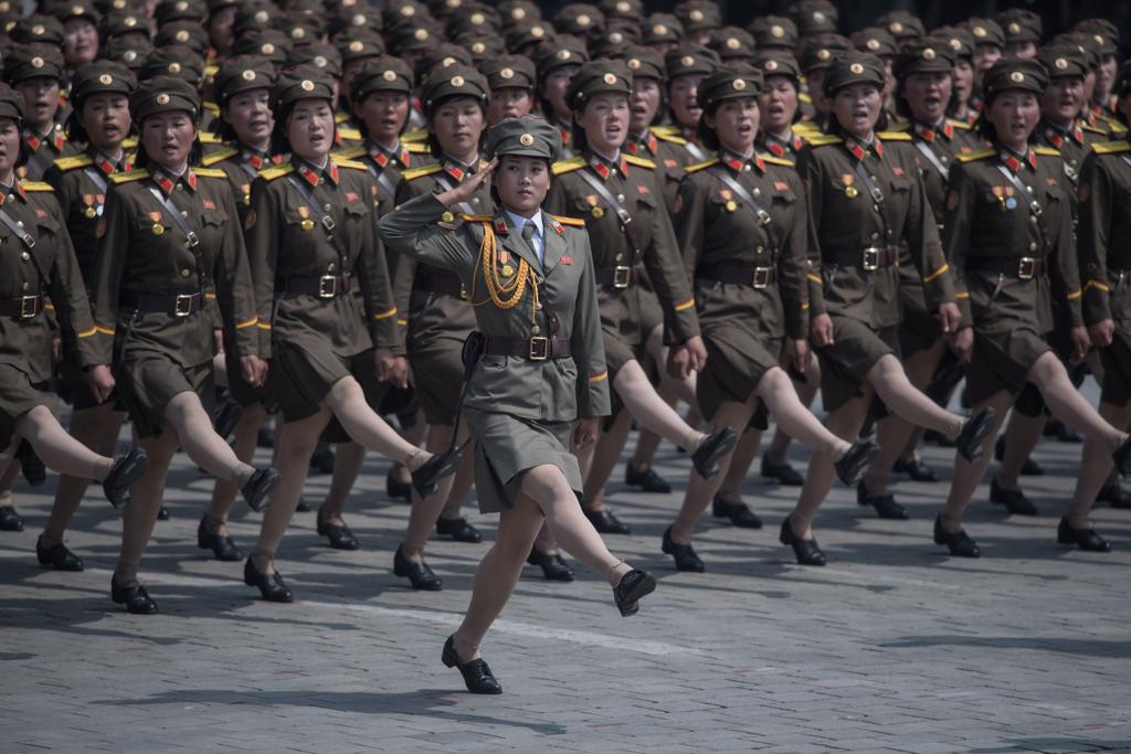 Militares norte-coreanas desfilam durante as celebrações do 105° aniversário de Kim Il-Sung | Ed Jones/AFP