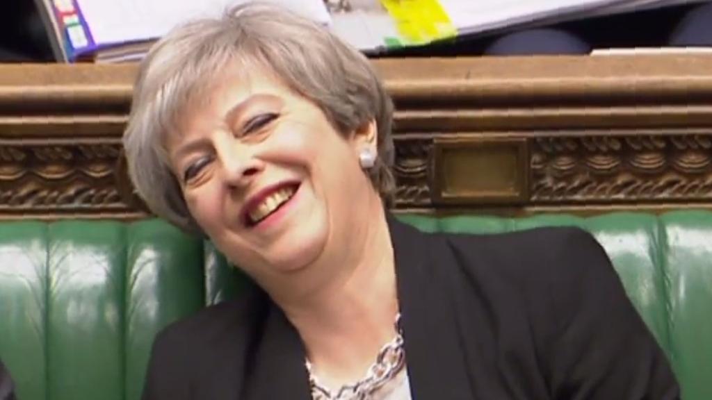 A premiê Theresa May sorri: seus planos estão dando certo | AFP