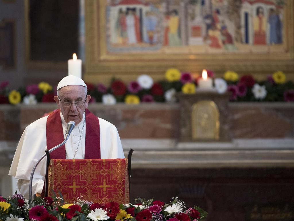 Papa Francisco durante missa na basílica de São Bartolomeu, em Roma, neste sábado (22). | Maurizio Brambatti/AFP