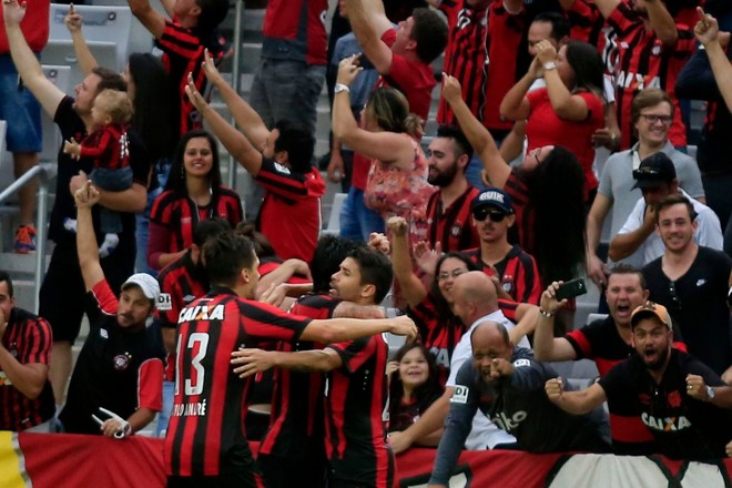 Depois do gol, Eduardo da Silva foi abraçado pelos companheiros de time. | Albari RosaGazeta do Povo