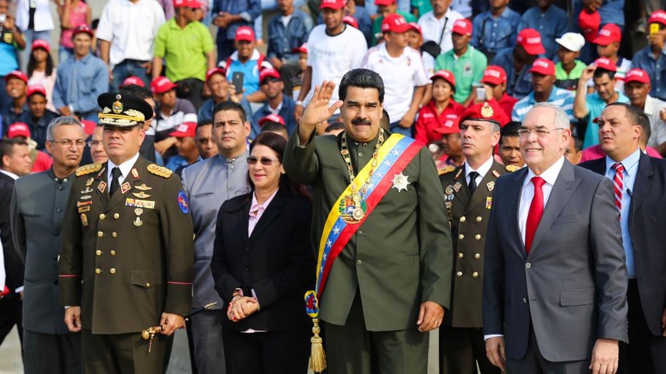 Enquanto a Venezuela arde, Maduro tenta dar ares de normalidade ao caos | Marcelo Garcia/AFP