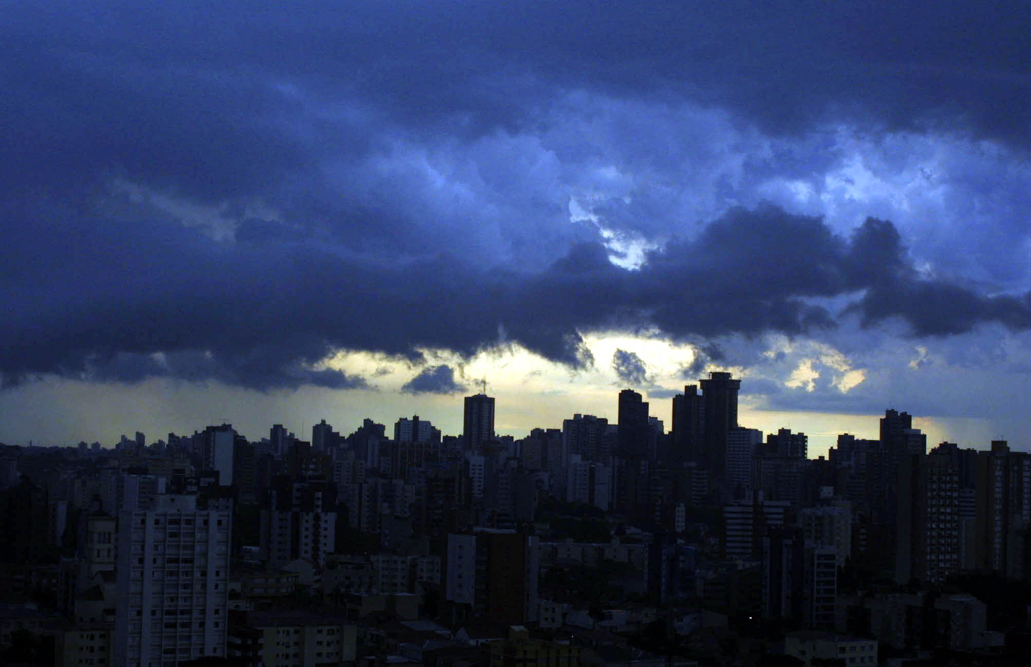 Tarde em Curitiba nesta segunda-feira deve ter tempo nublado e com possibilidade de chuva | Luiz Costa/Gazeta do Povo