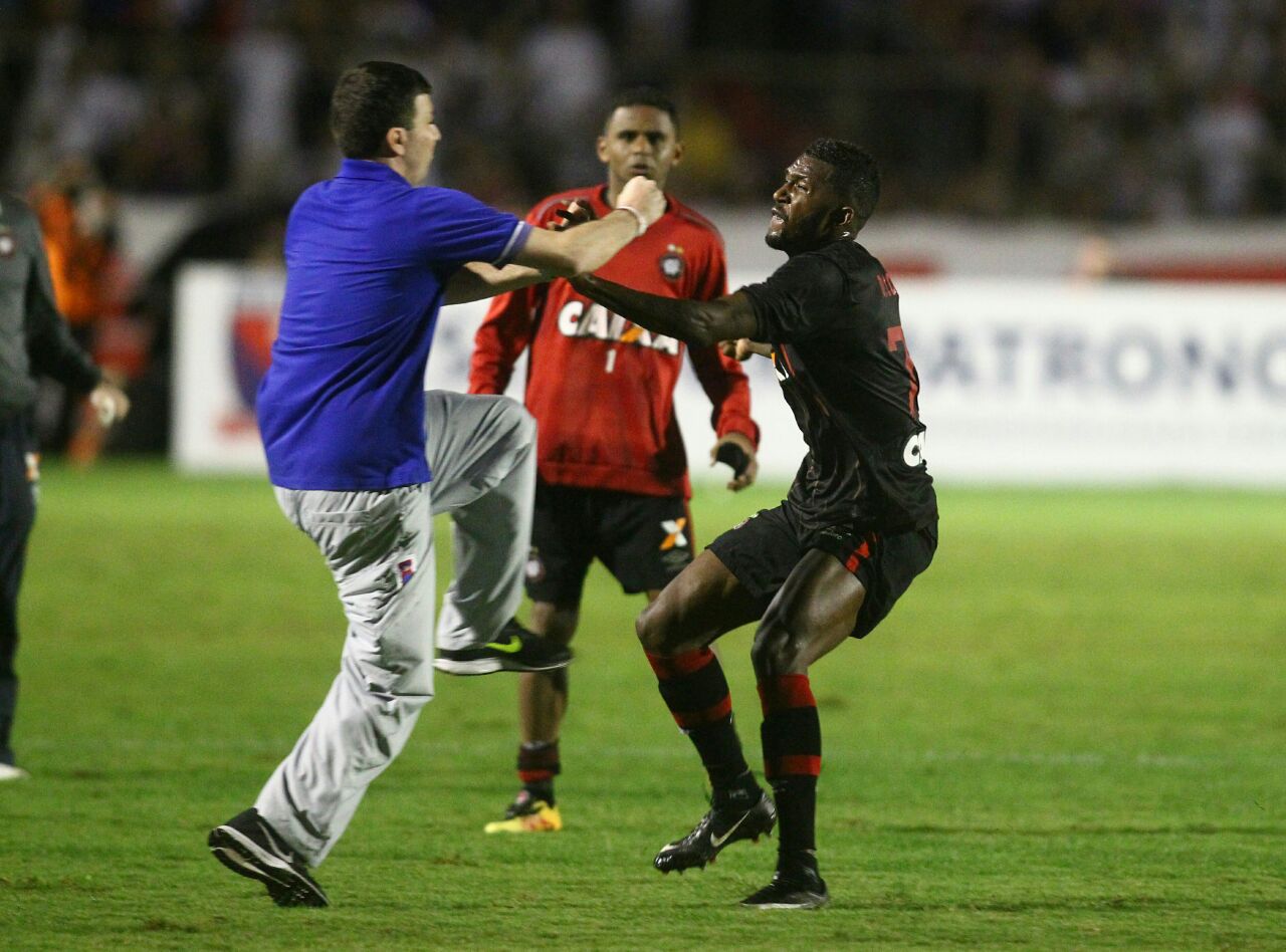 Clássico terminou em confusão entre jogadores do Paraná e Atlético. | Daniel Castellano/Gazeta do Povo