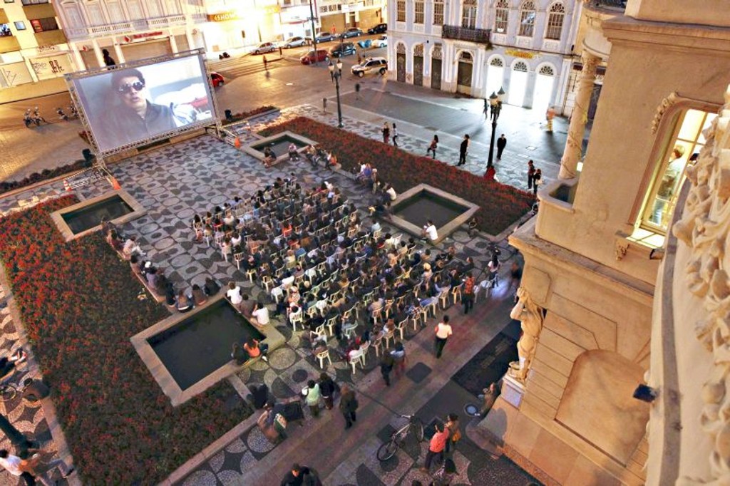 Cinema ao ar livre: filmes e clipes de graça na praça | Daniel Catellano/Gazeta do Povo