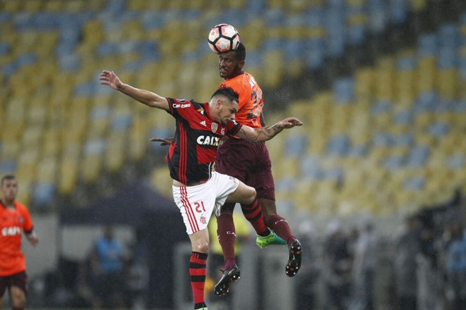 Pará e Douglas Coutinho brigam pela bola. | Jonathan Campos/Gazeta do Povo