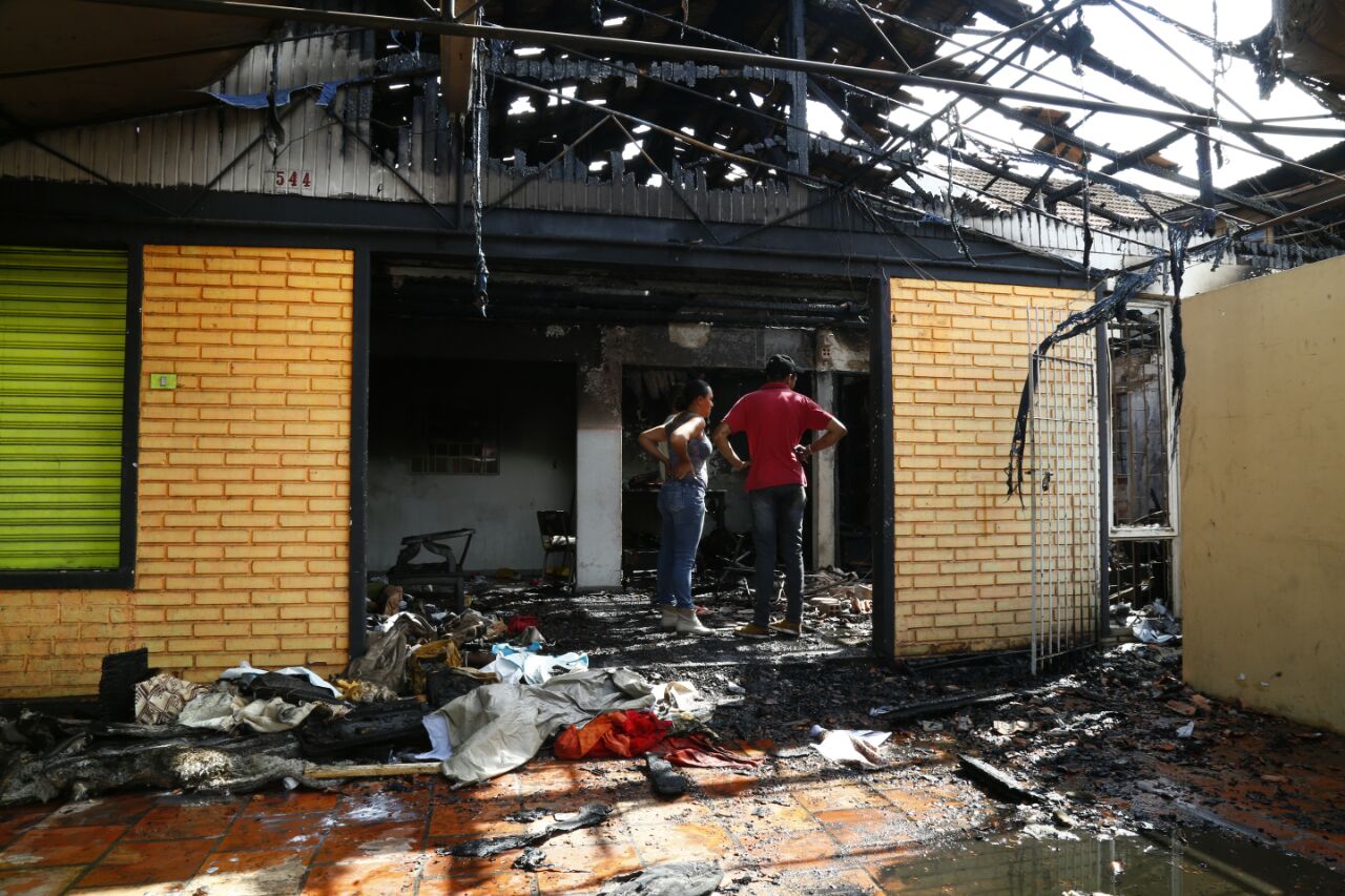 Incêndio destruiu o forro e o telhado de uma estofaria no Hauer | Aniele Nascimento/