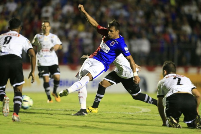 Esperança de gols do Paraná, o atacante Robson tenta o arremate contra a forte defesa do ASA. Primeiro tempo acabou sem gols. | Daniel Castellano/Gazeta do Povo
