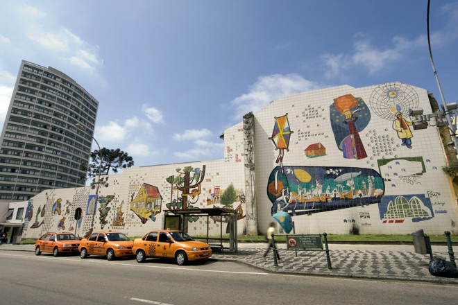 Painéis de Poty Lazarotto e ao fundo o prédio do arquiteto Elgson Ribeiro Gomes. | Antônio More / Gazeta do Povo