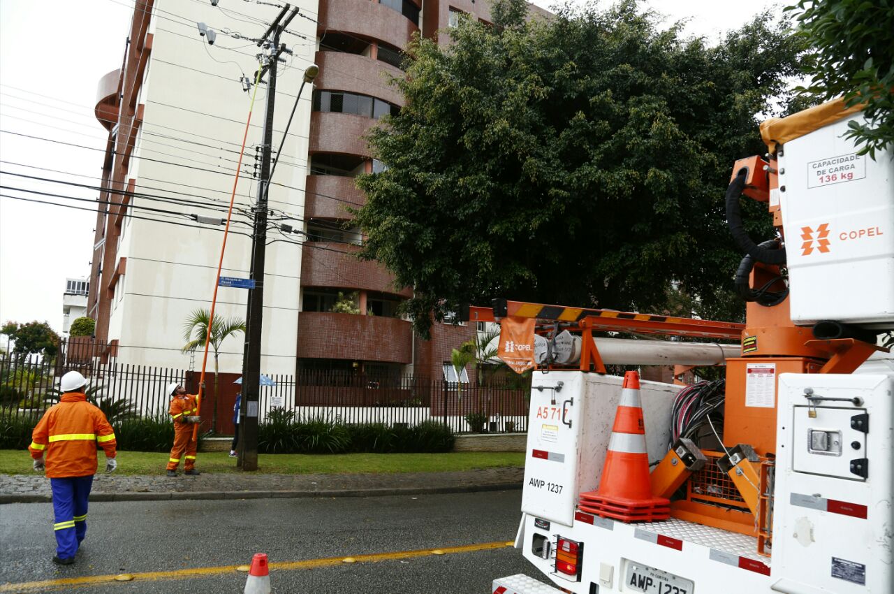 Funcionários da Copel trabalhavam no bairro Água Verde para normalizar fornecimento de energia elétrica na região | Aniele Nascimento/Gazeta do Povo