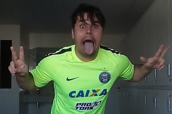 Dion, descontraído, com a camisa de treino do Coxa. | /