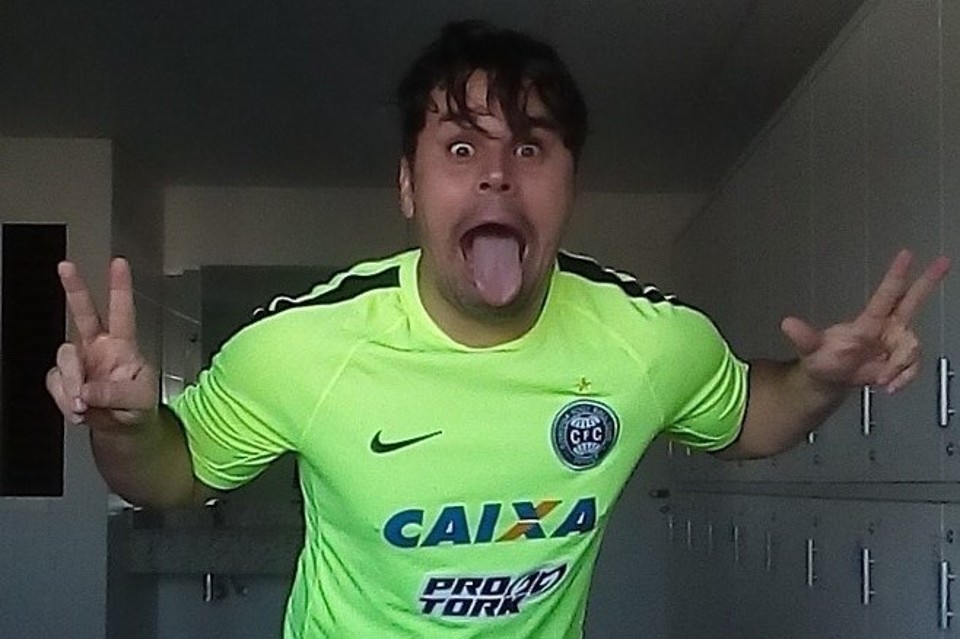 Dion, descontraído, com  a camisa de treino do Coxa. | /