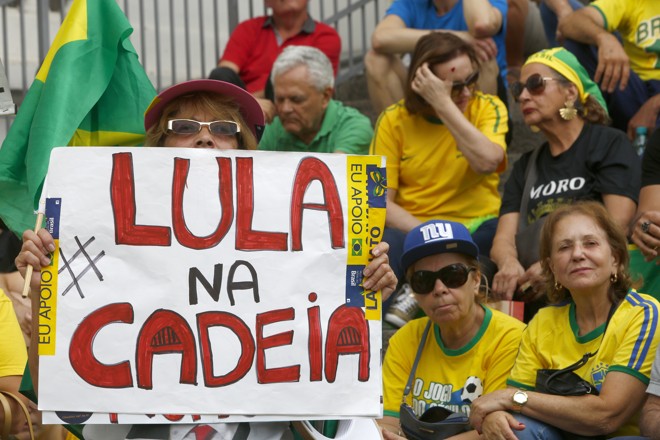 Manifestação pela passagem dos três anos da Lava Jato, em Curitiba: ex-presidente Lula pode passar até três meses na capital para acompanhar as audiências. | Aniele Nascimento/Gazeta do Povo