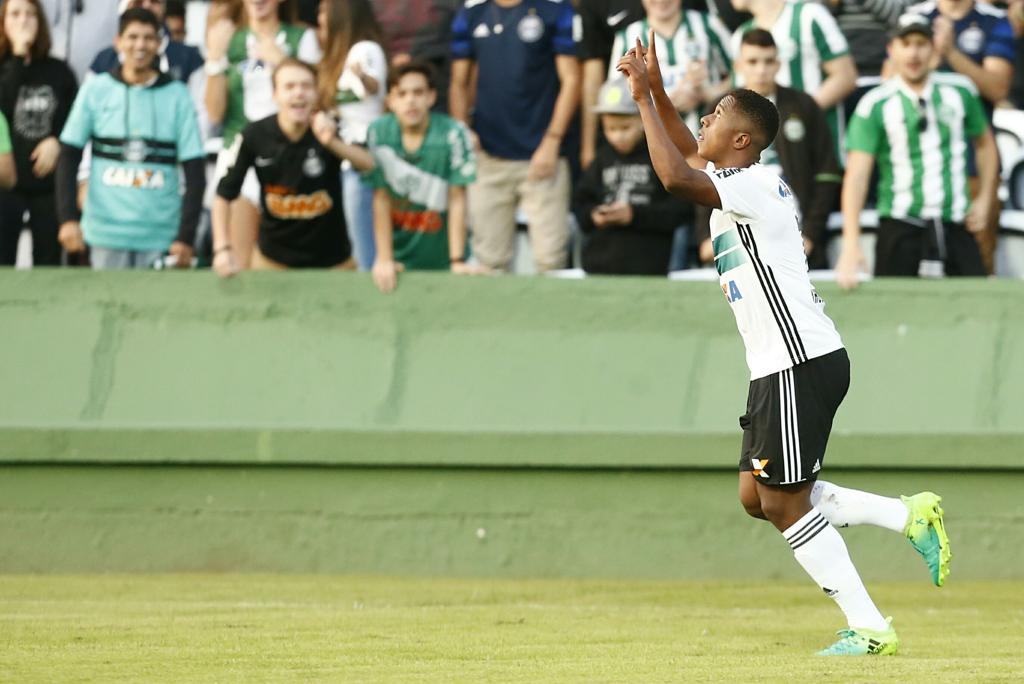 Iago comemora o gol marcado diante do Cianorte. | Hugo Harada/Gazeta do Povo