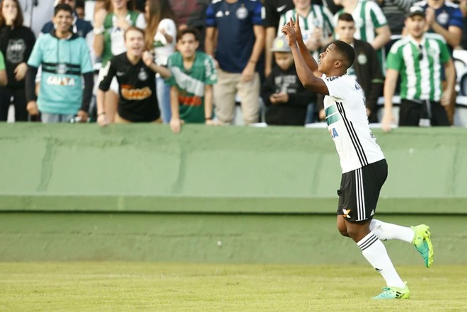Iago comemora o gol marcado diante do Cianorte. | Hugo Harada/Gazeta do Povo