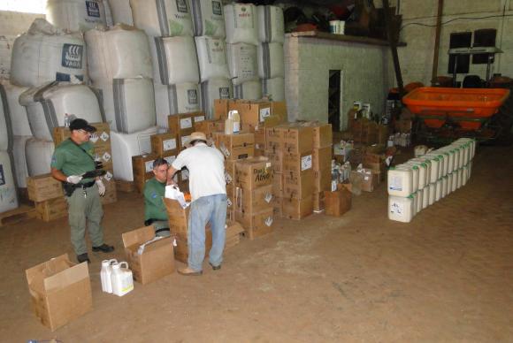 Agentes do Ibama apreendem defensivos agrícolas com data de validade vencida na Operação Ceres. | Divulgação/Ibama