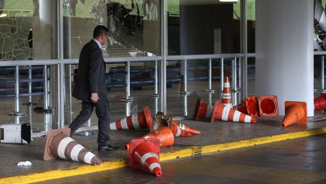 Depois de quebra-quebra na entrada do Congresso, policiais poderão se aposentar antes de professores, agricultores familiares e os demais trabalhadores. | Fabio Rodrigues Pozzebom/Agência Brasil