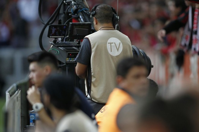 Equipe que trabalhou na transmissão via Youtube do primeiro Atletiba decisivo neste domingo. | Jonathan Campos /Gazeta do Povo