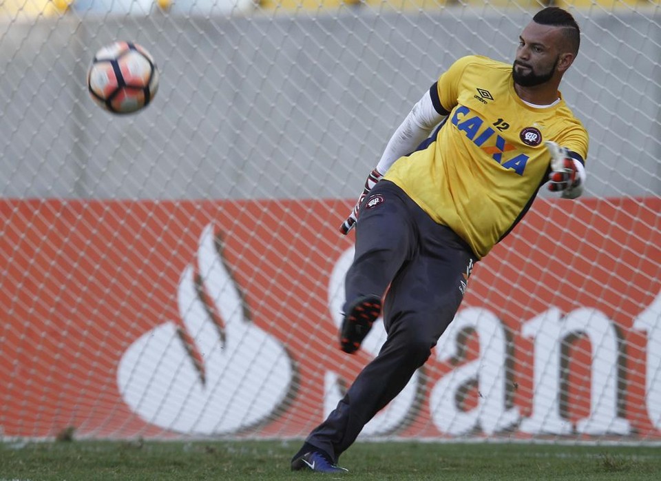 Goleiro Weverton, do Atlético, treina no Maracanã na véspera do jogo decisivo pela Libertadores. | Jonathan Campos/Gazeta do Povo