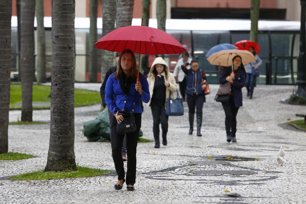 Temperaturas mais baixas e chuva marcam o início desta quarta-feira, em Curitiba | Aniele Nascimento/Gazeta do Povo
