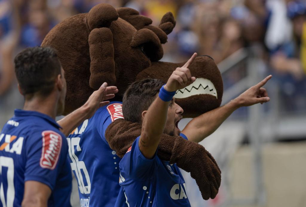 Arrascaeta comemora com os companheiros e com a mascote do Cruzeiro. | Washington Alves/Cruzeiro