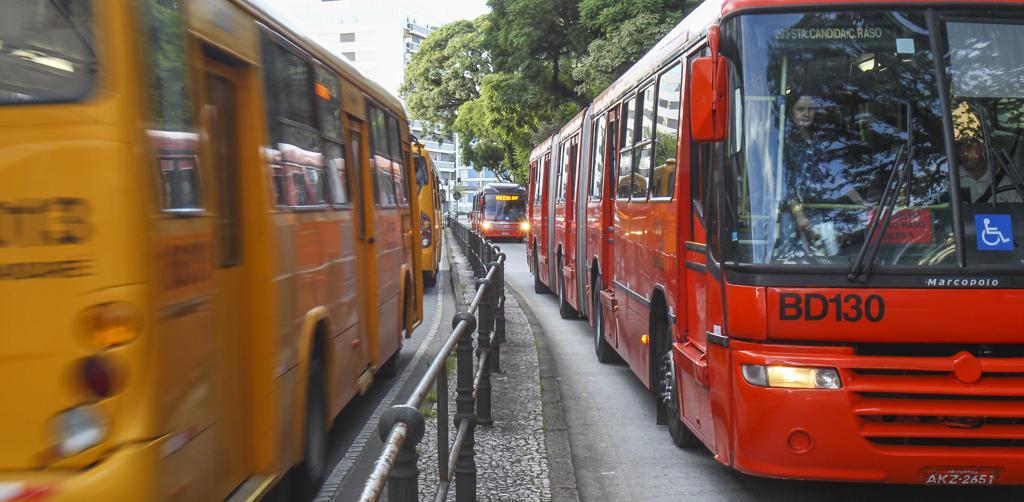 Urbs quer que 80% da frota esteja nas ruas no horário de pico nesta sexta. | Daniel Castellano/Gazeta do Povo