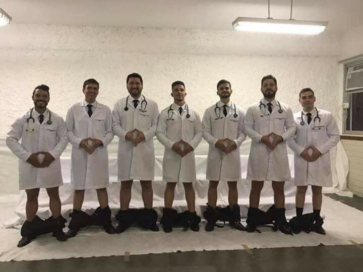 Os estudantes de Medicina no Espírito Santo e a foto que gerou polêmica nas mídias sociais | Facebook/Reprodução