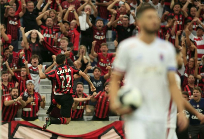 O camisa 22 Eduardo da Silva comemora o gol marcado nos acréscimos do primeiro tempo. | Marcelo Andrade/Gazeta do Povo