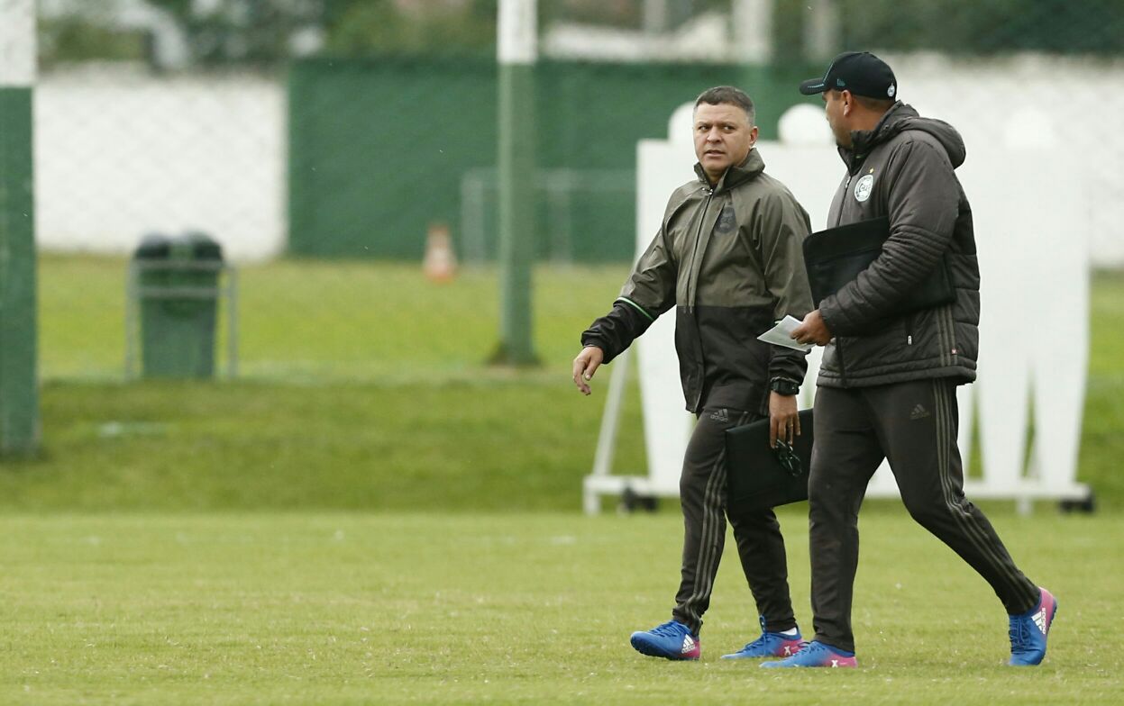 Técnico Pachequinho, ao lado do auxiliar Márcio Goiano, preferiu não confirmar a escalação do Coxa. | Hugo Harada/Gazeta do Povo