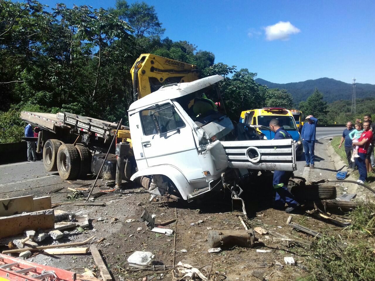 Acidente com caminhão ocorreu na BR-376 sentido Sul, em Guaratuba | PRF Divulgação/