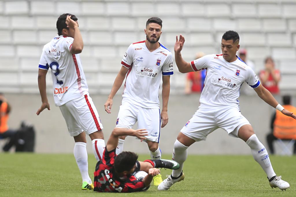 Jogadores do Paraná dão combate a Lucho González na Baixada: otimismo para o jogo de volta, na Vila. | Albari Rosa/Gazeta do Povo