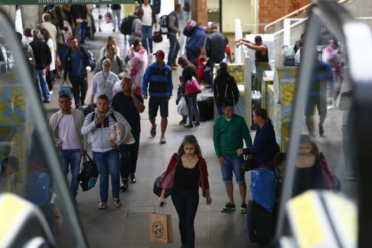 Rodoferroviária de Curitiba ficou cheia de passageiros desembarcando na manhã desta segunda-feira | Aniele Nascimento/Gazeta do Povo
