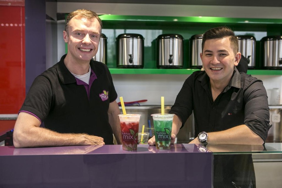 Alex Lin (à direita),fundador da Bubble Mix Tea, e Marco Zanardini, que abriu uma franquia da marca, em Curitiba | Marcelo Andrade/Gazeta do Povo
