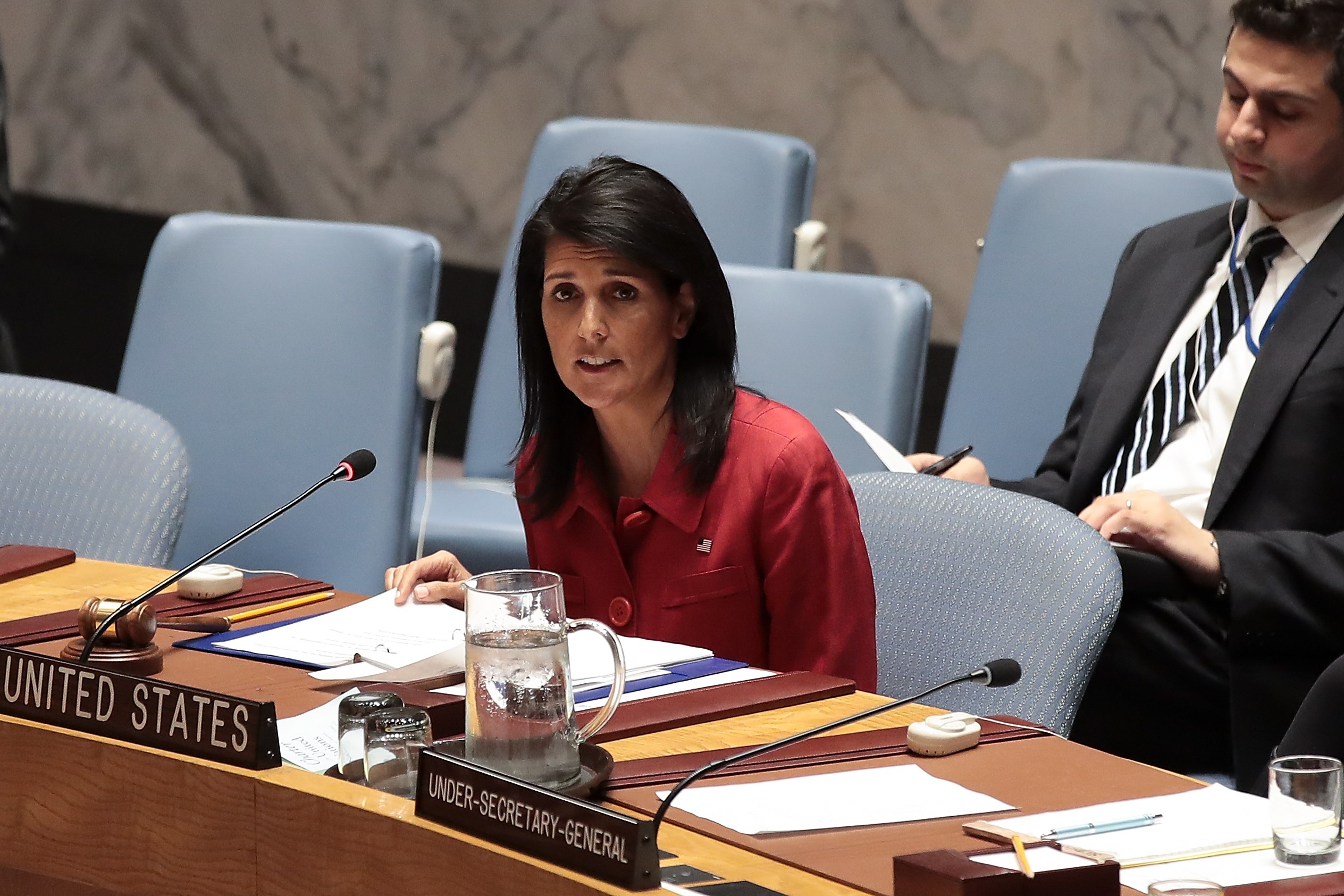 Nikki Haley, embaixadora norte-americana na ONU, defendeu o ataque a uma base síria e rebateu acusações russas. | Drew Angerer/AFP