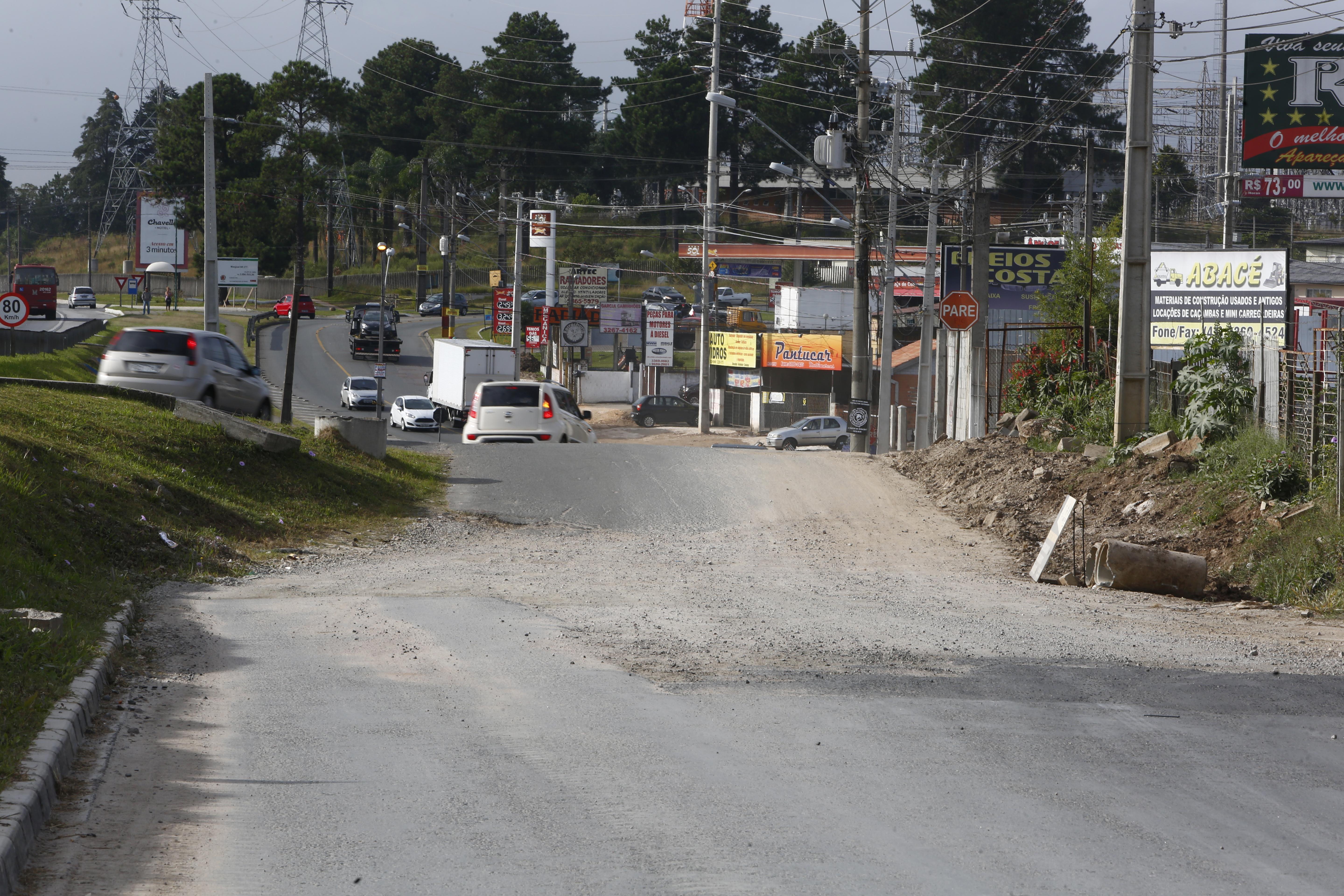 Prefeitura promete concluir trecho de aproximadamente 5 metros que falta asfaltar na marginal da BR-277 na saída das praias. | Aniele Nascimento/Gazeta do Povo