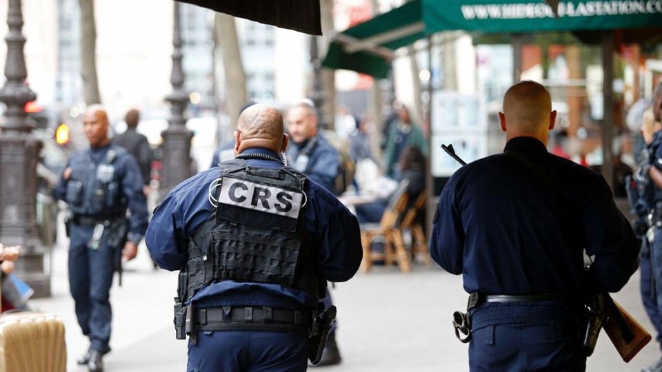 Policiais fazem ronda perto de estação de trens em Paris: atentados terroristas deixaram o país em alerta | Geoffroy Van Der Hasselt/AFP