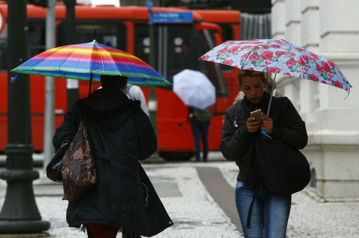 Manhã de sexta-feira (7) em Curitiba já começou com chuvas | Aniele Nascimento/