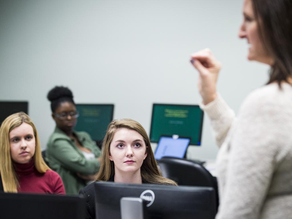Alunos da Universidade George Mason , nos Estados Unidos, têm aula de alfabetização em mídia, para aprender a lidar mais criticamente com as informações que consomem. | Pete Marovich/The Washington Post
