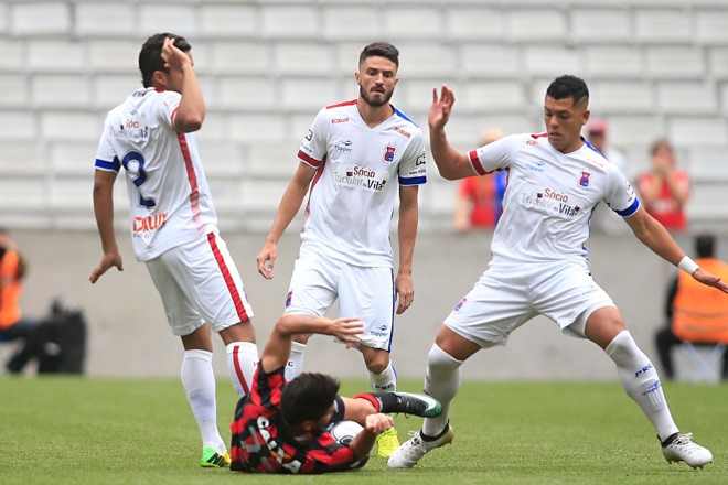 Jogador atleticano é cercado pelos defensores do Paraná. | Albari RosaGazeta do Povo