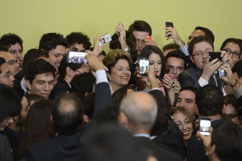 Dilma Rousseff posa para foto com estudantes durante cerimônia de lançamento da segunda etapa do Programa Ciência Sem Fronteiras, em 2014: programa é colocado em xeque | Valter Campanato/Agência Brasil