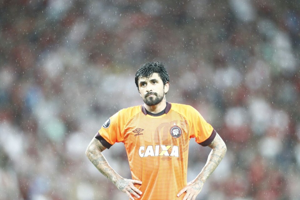 Atlético, de Lucho González, não conseguiu segurar o Flamengo. | Jonathan Campos/Gazeta do Povo