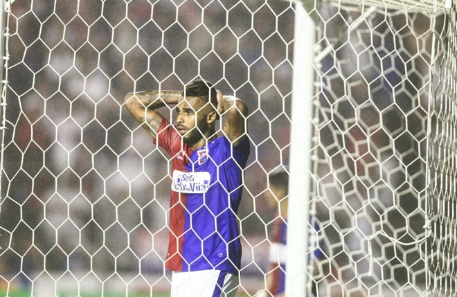 Jogador do Paraná lamenta gol perdido. | Daniel Castellano/Gazeta do Povo