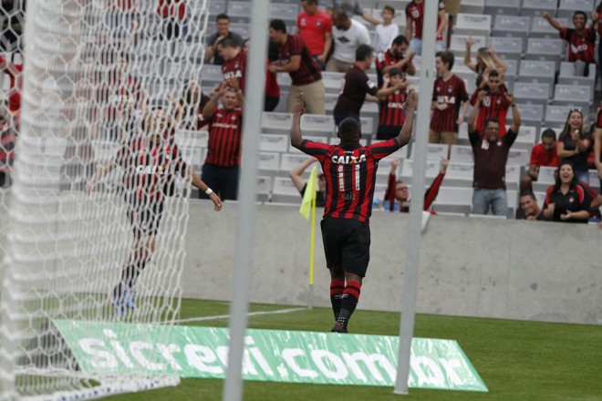 Nikão recebeu cruzamento de Nicolas e marcou de cabeça o primeiro gol do Atlético. | Antônio More/Gazeta do Povo