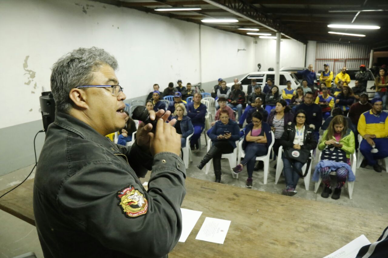 Assembleia dos trabalhadores dos Correios em Curitiba na noite desta quarta | Pedro Serápio/Gazeta do Povo
