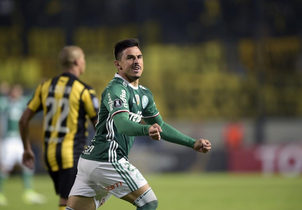 Willian comemora gol do Palmeiras contra o Peñarol, pela Libertadores. | Miguel Rojo/AFP