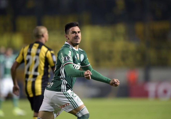 Willian comemora gol do Palmeiras contra o Peñarol, pela Libertadores. | Miguel Rojo/AFP