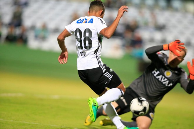 A classificação do Coritiba para a semifinal do Paranaense era questão de tempo. A vantagem de 5 a 0 sobre o Cascavel, aberta no jogo de ida, já dava muita tranquilidade ao Alviverde. No Couto Pereira, nesta quarta-feira, a goleada só aumentou no placar agregado. Kléber não desapontou e também deslanchou de vez na lista de artilheiros do campeonato. Confira o duelo pelas lentes do fotógrafo Albari Rosa. | Albari Rosa/Gazeta do Povo
