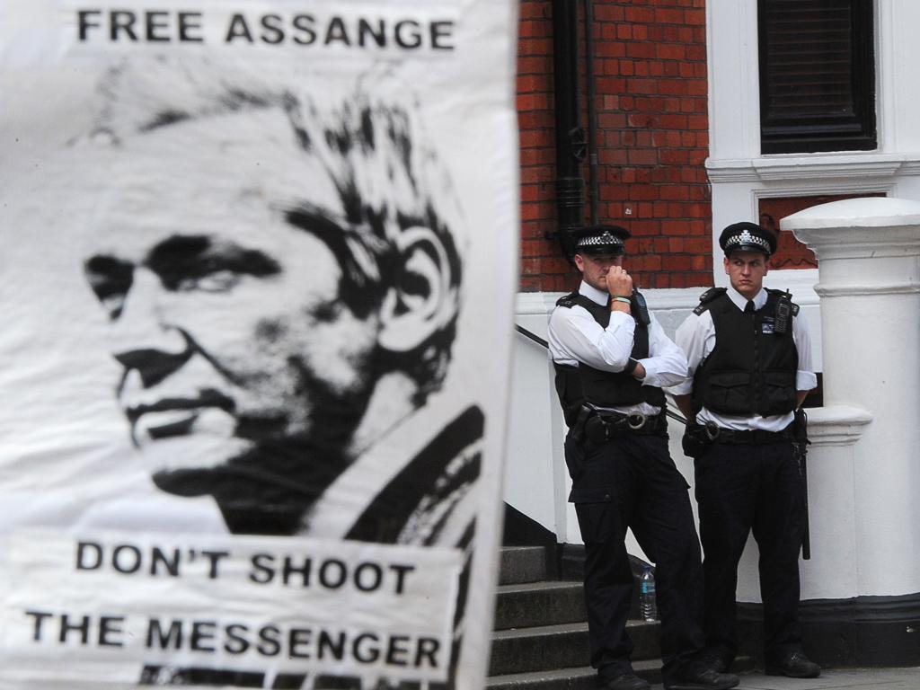 Julian Assange: “só publicamos material que podemos confirmar que é verdadeiro, independentemente se as fontes pelas quais essa verdade foi revelada são lícitas ou não” | Carl Court/AFP
