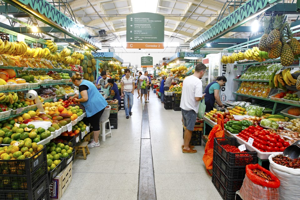 Supermercados e mercado municipal não terão expediente na segunda-feira (1°), mas funcionam normalmente no fim de semana | Antônio More/Gazeta do Povo