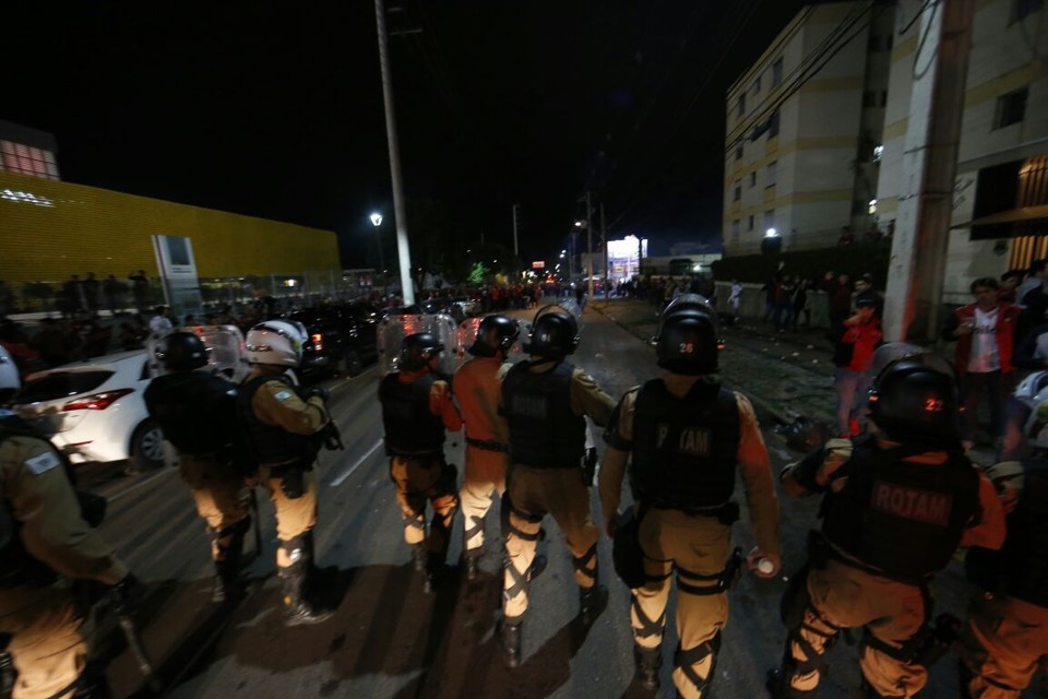 Clima ficou tenso entre PM e torcedores do Atlético antes de jogo na Arena. | Marcelo Andrade/Gazeta do Povo