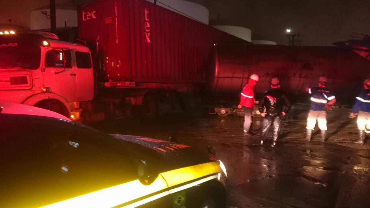Acidente durante a madrugada envolveu caminhão e trem, em Paranaguá (Divulgação/PRF) | Divulgação /PRF
